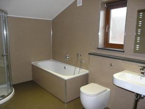 彭里斯Cherry Lodge的带浴缸、卫生间和盥洗盆的浴室