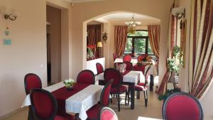 布拉索夫盆苏尼托斯卡纳旅馆的餐厅设有红色的桌椅和窗户