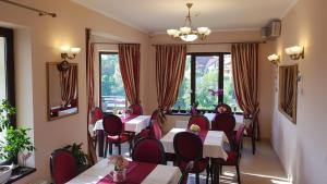 布拉索夫盆苏尼托斯卡纳旅馆的餐厅设有桌椅和窗户。