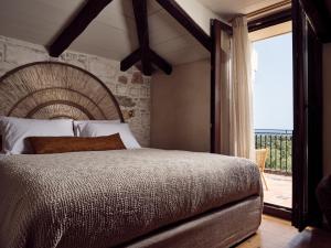 利萨基亚Leeda's Village的一间卧室设有一张大床和一个大窗户