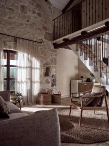 利萨基亚Leeda's Village的带沙发和楼梯的客厅