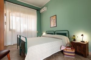帕图Casa Pedone的一间卧室设有一张大床和一个窗户。