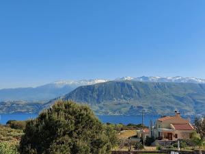 ArgoulidhésHermes&Dione的享有湖泊和山脉美景的度假屋