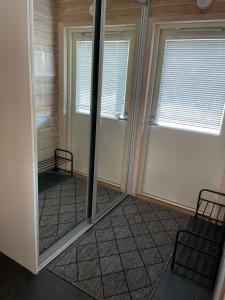 普哈圣山Skicamp 3的客房设有2扇窗户和1扇带镜子的门