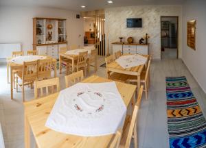 博尔沙Poiana Brazilor的用餐室配有木桌和椅子