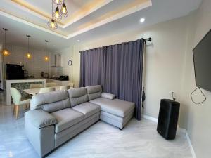 Ban Na KlangPool Villa Nita的客厅配有沙发和桌子
