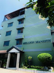 曼谷Million Mansion的上面有百万个管理标志的建筑