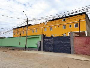 塔拉拉Casa Talara的街道边的黄色和绿色建筑