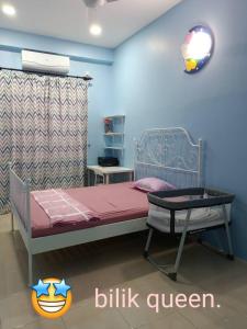 Kampong Sungai Che LiasSalju Mewah Homestay的一间卧室配有一张床和一张桌子