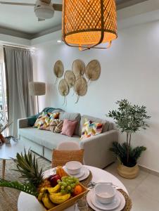 圣多明各Ambar 5D - Céntrico apart estilo Boho Chic的客厅配有沙发和水果桌