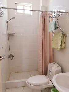塔拉拉Casa Talara的浴室配有卫生间、淋浴和盥洗盆。