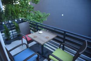 尼什Dekart Apartment的阳台配有桌椅和桌子