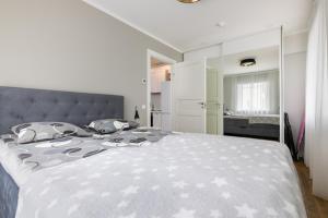 Brand new, cozy and quiet 1 br apartment, free parking客房内的一张或多张床位