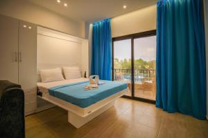 赫尔格达SeaView Turtles的一间卧室配有一张蓝色窗帘的床和一个阳台