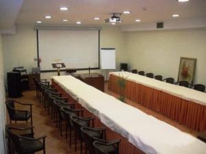内莱多科利Ξενοδοχείο ΜΑΓΚΙΩΣΗ的教室里带椅子和白板的大房间