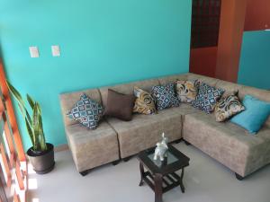 塔拉波托Hospedaje Purma Wasi的客厅配有带枕头的沙发