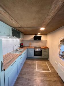 齐罗Zierow Ostsee的厨房配有蓝色橱柜和水槽