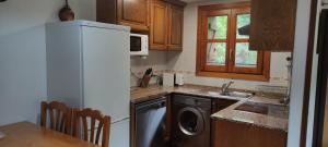贝纳斯克La Solana del Laball的厨房配有白色冰箱和洗碗机。