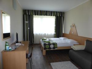 玛塔弗瑞德萨斯托酒店的酒店客房配有一张床和一张带电脑的书桌