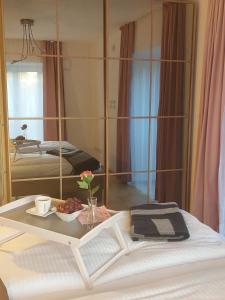 慕尼黑派里欧最佳服务公寓酒店的一张桌子,上面放着一个食物盘和镜子