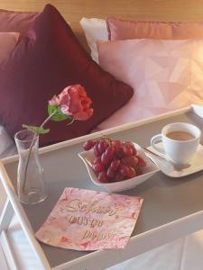 慕尼黑派里欧最佳服务公寓酒店的一张桌子,上面放着一盘葡萄和一杯咖啡