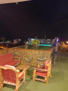 塔拉波托Castillo de Tarapoto的一个带两把椅子和一张桌子的庭院和一个游泳池