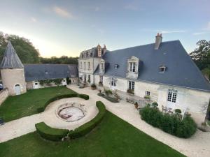 茹埃莱图尔Manoir de la Mazeraie lodge de luxe Loire Valley的享有大房子空中美景,设有庭院