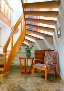斯普利特Luxury Spalato Garden的一间带楼梯和椅子的客厅