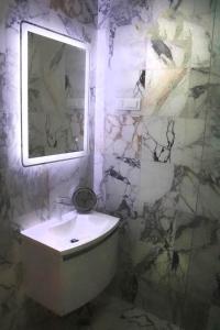 斯普利特Luxury Spalato Garden的浴室设有白色水槽和镜子