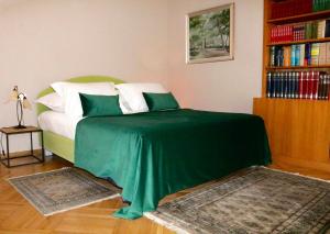 斯普利特Luxury Spalato Garden的书架的房间里一张绿色的床