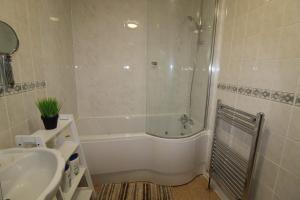 萨顿因阿什菲尔德Aspley House的白色的浴室设有浴缸和水槽。