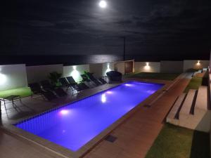 南蒂包Vilamar的夜间游泳池,月亮为背景