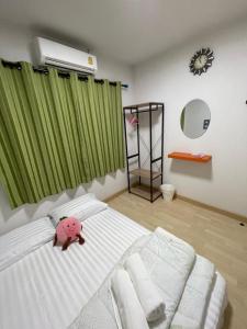 Ban Bang PhangM Villa @ Impact Muangthongthani的卧室里的床上塞着粉红色的猪