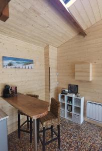 LègeL'Océane的木制客房配有木桌和椅子