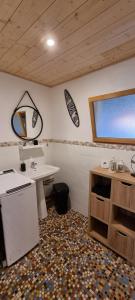 LègeL'Océane的浴室设有水槽和墙上的镜子