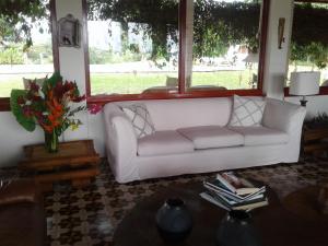 亚美尼亚Maravelez Hacienda Alojamiento的客厅设有白色沙发,配有窗户