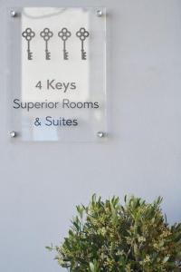 海若克利欧7Rizes Luxury Living的高级客房和套房的四把钥匙标志