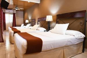 马塔加尔帕Hotel San Jose, Matagalpa.的酒店房间一排三张床