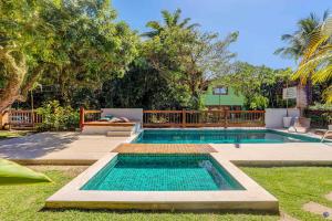 伊塔卡雷巴尔卡萨博萨达酒店的一座房子后院的游泳池