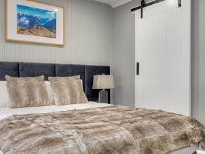 金德拜恩Chalet Alpina的一间卧室配有一张带毯子的大床