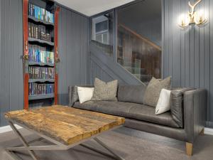 金德拜恩Chalet Alpina的带沙发和咖啡桌的客厅