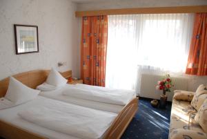 因斯布鲁克雪绒花酒店的一间卧室设有一张大床和一个窗户。