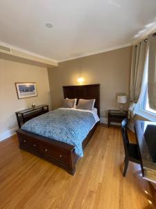 渥太华渥太华世纪之家住宿加早餐旅馆的一间卧室设有床、两张桌子和一扇窗户