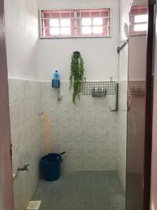 马日丹那BenBahrains Homestay - PB - ISLAMIC COMPLIANCE ONLY的浴室墙上有植物和桶