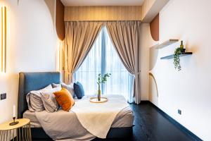 吉隆坡Opus Residences by Airhost的一间卧室设有一张床和一个大窗户