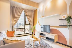 吉隆坡Opus Residences by Airhost的一间带电视和窗户的客厅
