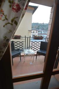 基安蒂格雷夫阿尔伯格卡萨阿尔索尔酒店的阳台配有2把椅子和1张桌子。