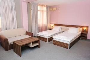 扬博尔Hotel Tundzha - Renovated!的酒店客房,配有两张床和椅子