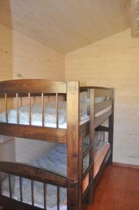 KorjuseKorjuse Moori metsaonn- forest hut的小屋内带两张双层床的客房