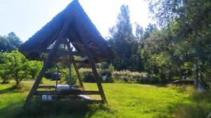 KorjuseKorjuse Moori metsaonn- forest hut的草场上的摆动装置